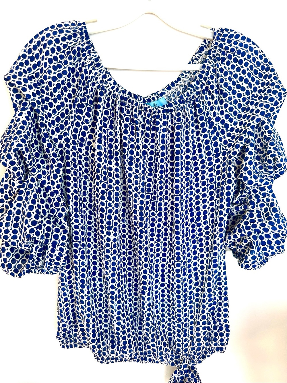 Cece blouse Blue w/ White Pattern, Wear on or off shoulder Small EUC